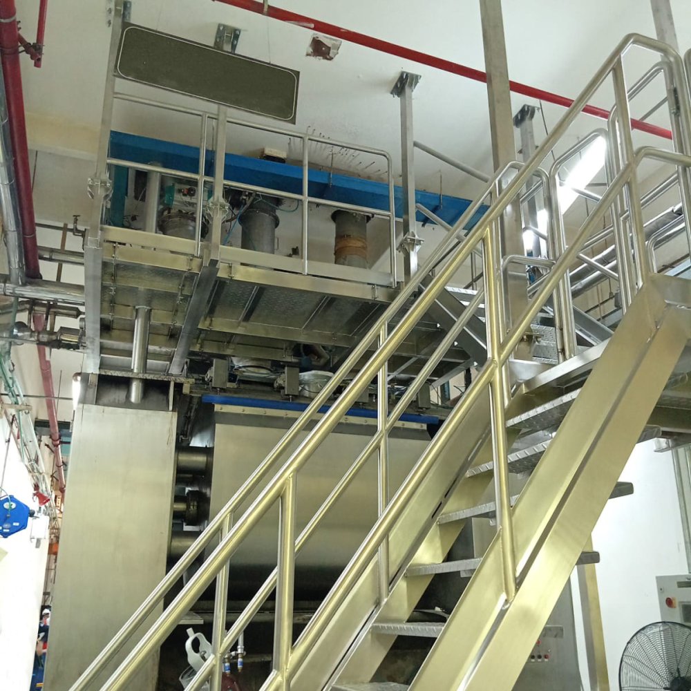 Fabricación e instalación de plataforma colgante - Proyecto de KSTEEL Solutions